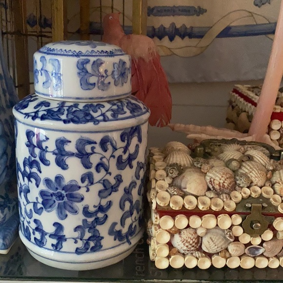 ⬇️TGIF⬇️LOWEST OFFER⬇️•VINTAGE PETITE CHINOISERIE GINGER JAR•